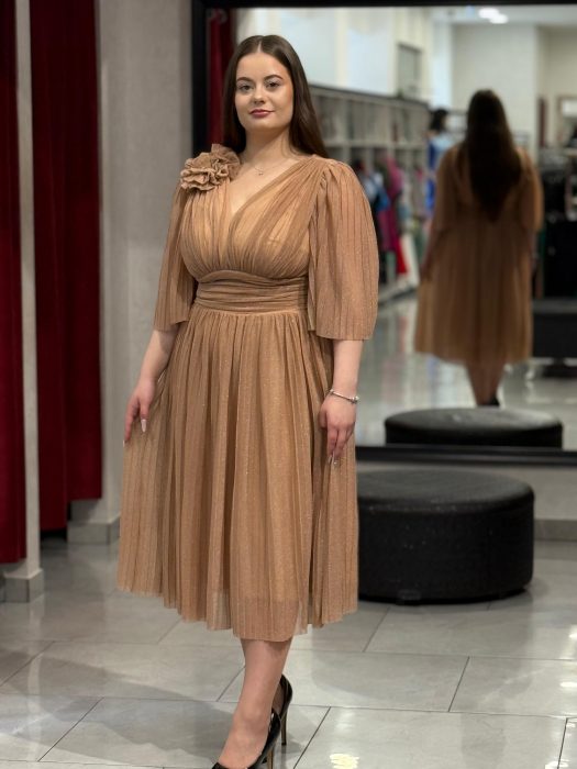 Rochie bej sidefat cu decor de floare [1]