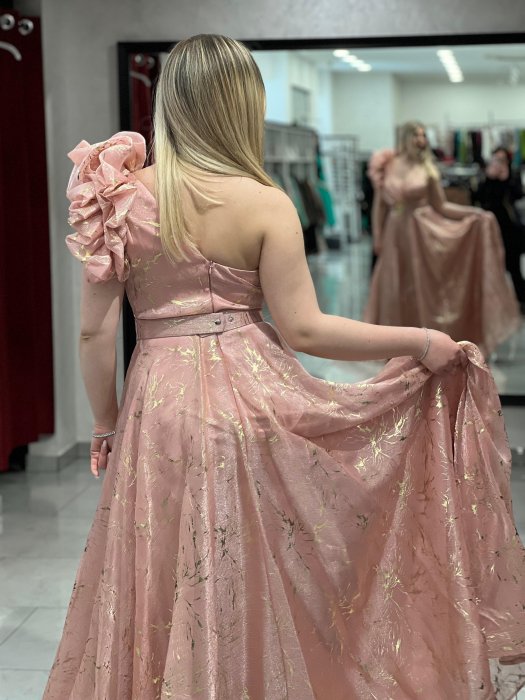 Rochie lunga roz cu insertii aurii si decor pe umar 4689 [5]