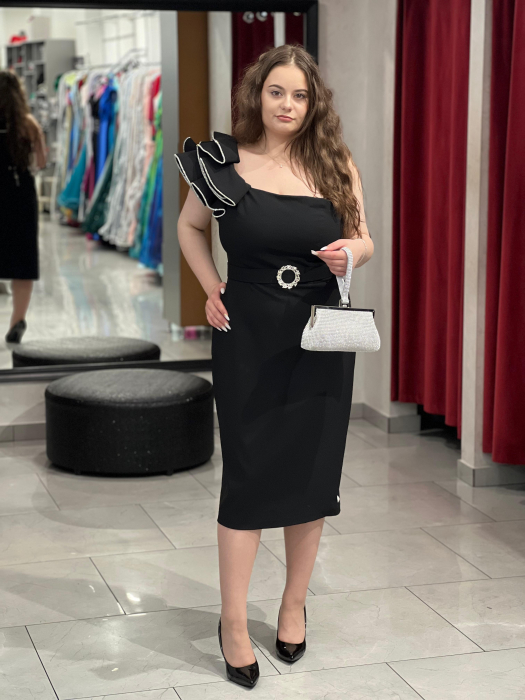 Rochie neagra cu decor pe umar [1]