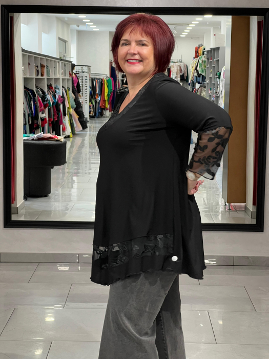 Bluza neagra cu tulle si model floral [2]
