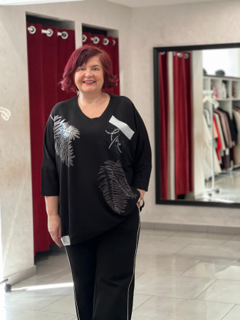 Vezi tot - Bluza neagra cu desen alb
