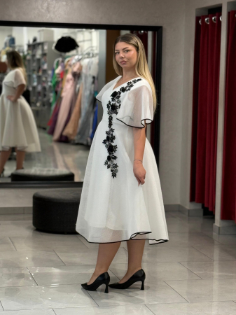 Rochie albă midi cu broderie neagră [4]