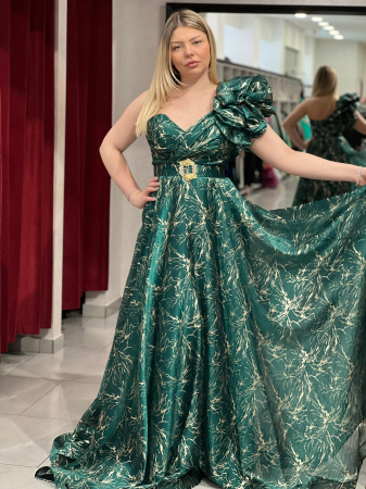 Marimi mari - Rochie lunga verde cu insertii aurii si decor pe umar 4689