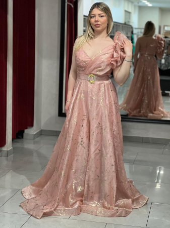 Marimi mari - Rochie lunga roz cu insertii aurii si decor pe umar 4689