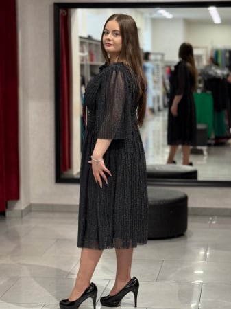 Rochie negru sidefat cu decor de floare [2]