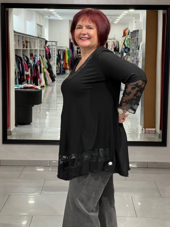 Bluza neagra cu tulle si model floral [1]