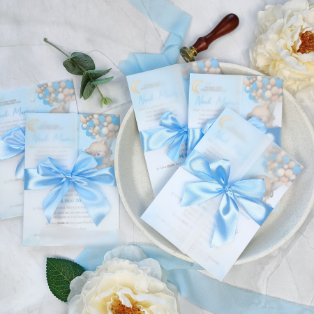 CADOURI CRACIUN - Invitatie botez URSULET CU BALOANE ALBASTRE, baietel, cu funda - cod: B132