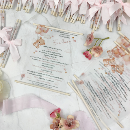 Invitatie botez URSULET CU BALOANE, roz, cu betisoare din lemn, - cod: B118 [1]