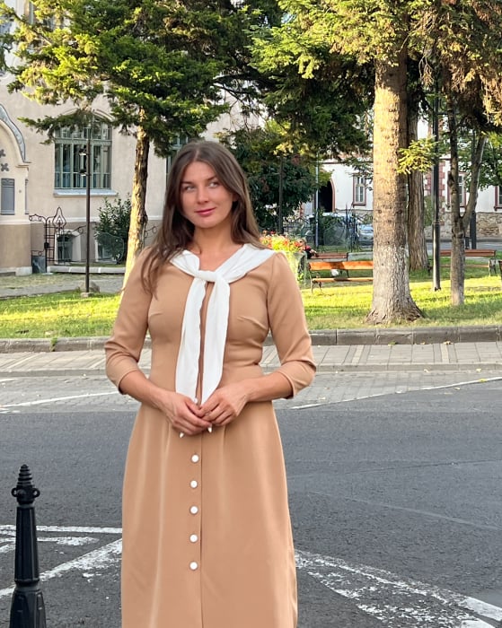 Rochie Whisper Cappuccino – Eleganță în nuanțe calde | Aroer Studio [2]