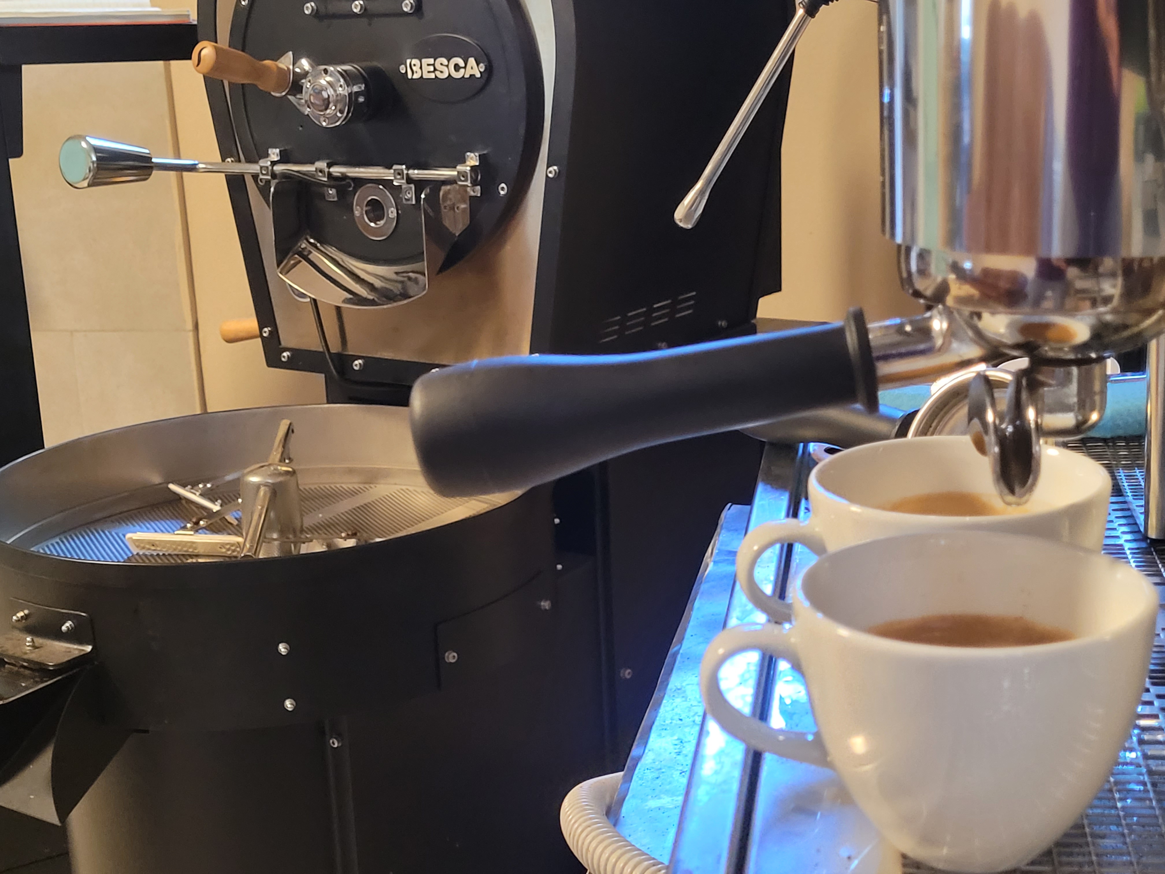 Procesul de coacere a cafelei: de la boabele verzi la aromele bogate