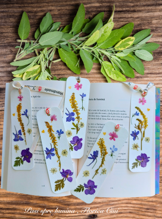 Semn de carte cu flori presate [1]