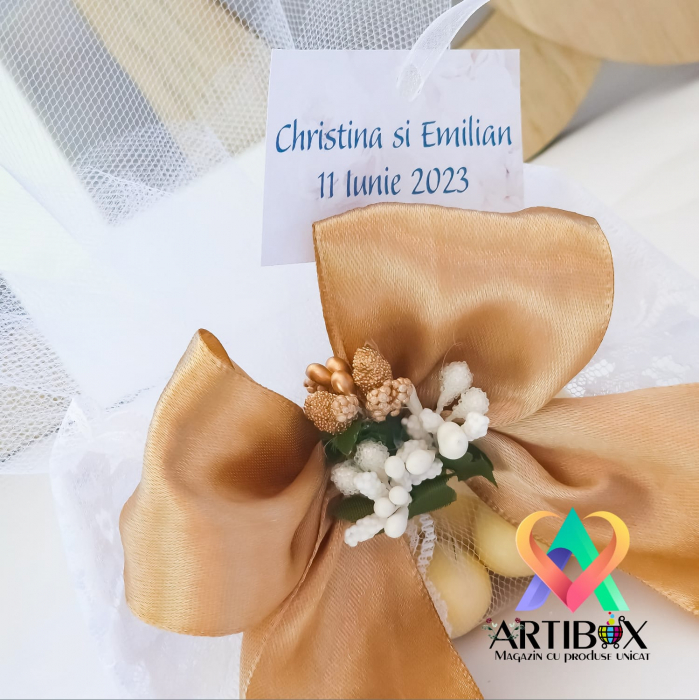 Marturie nunta cu panglica din dantela, satin, flori si arahide glazurate [2]