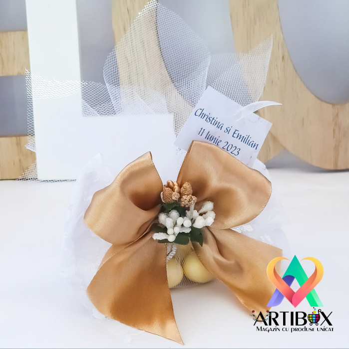 Marturie nunta cu panglica din dantela, satin, flori si arahide glazurate [3]