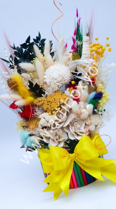 Aranjament floral cu creioane colorate, topper si flori naturale uscate [7]