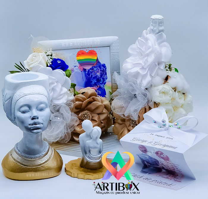 Aranjament pe sticla cu flori criogenate si alte detalii extravagante, cadou pentru evenimente deosebite [8]