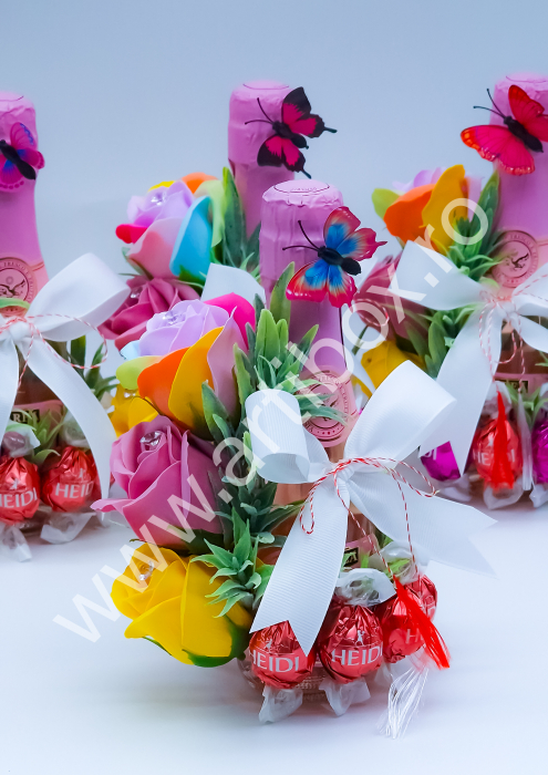 Aranjament pe sticla cu praline si trandafiri din sapun premium rainbow [2]