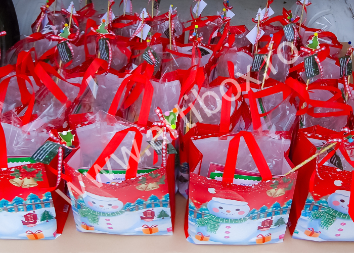 Cadou copii - carte de colorat, creioane, mix dulciuri, joc puzzle lemn [2]