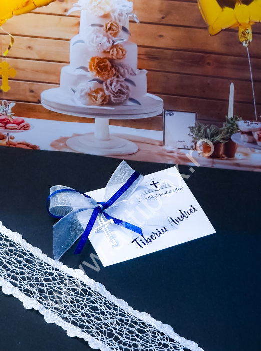 Cruciulite botez argintii cu fundita alb-bleumarin [2]