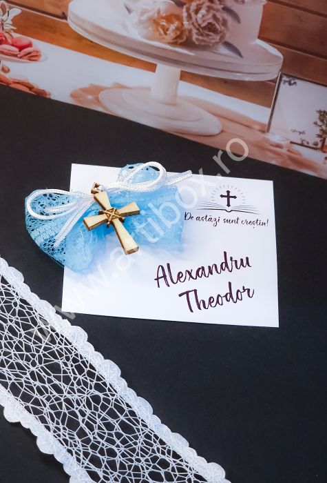 Cruciulita marturie din lemn cu fundita din dantela bleu si snur satinat [2]