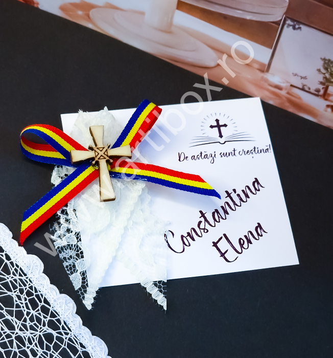 Cruciulita marturie din lemn pentru botez cu dantela crem si snur tricolor [2]