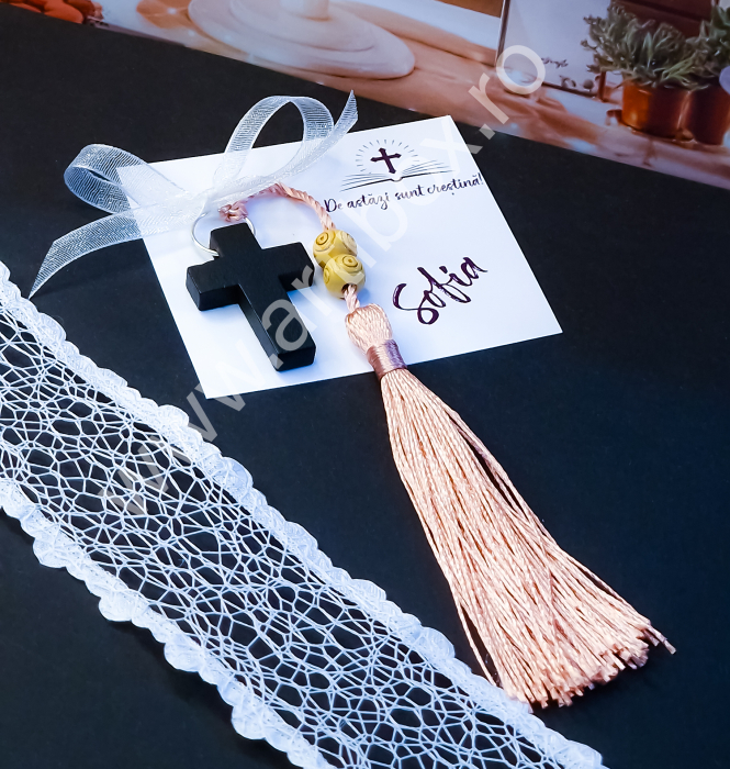 Cruciulita marturie din lemn pentru botez cu margele din lemn si ciucure din matase [4]