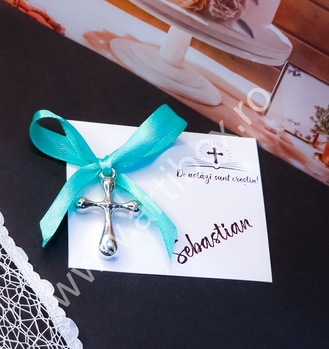 Cruciulita argintie cu margini rotunjite si panglica din satin [6]