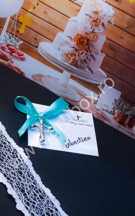 Cruciulita argintie cu margini rotunjite si panglica din satin [5]