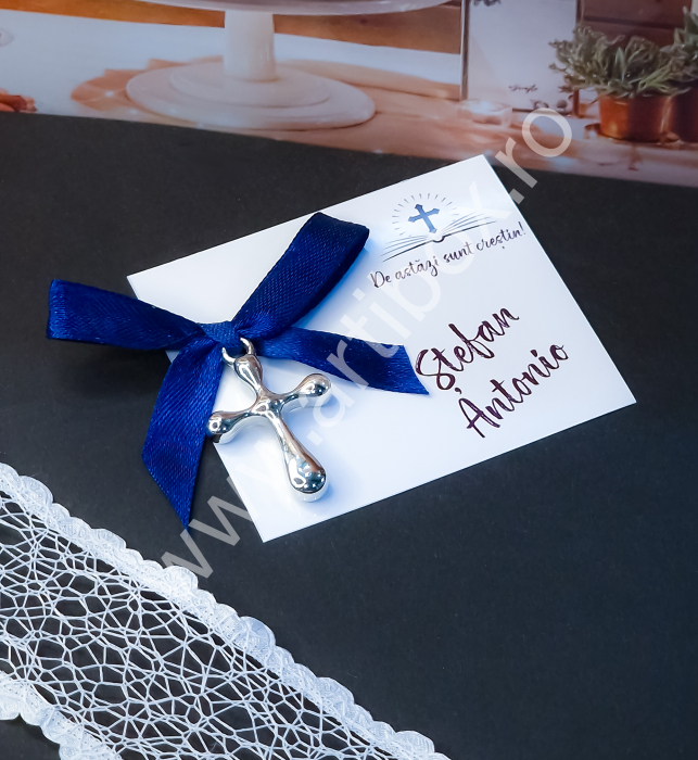 Cruciulita argintie cu margini rotunjite si panglica din satin [8]