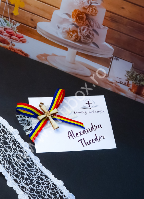 Cruciulita marturie din lemn pentru botez cu dantela crem si snur tricolor 2 [2]