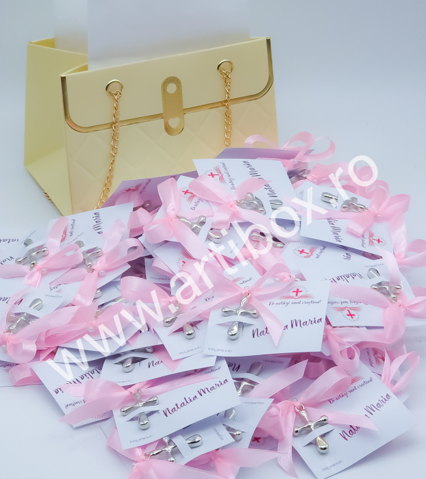 Cruciulite botez pentru fetite - din plastic cu margini rotunjite, cartonas personalizat, cu panglica din satin si ac de prindere [23]