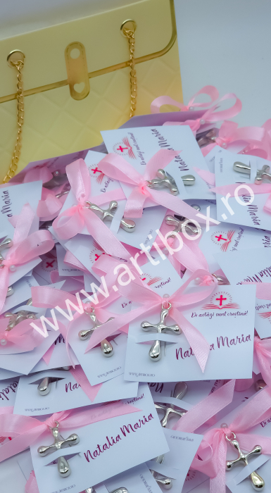 Cruciulite botez pentru fetite - din plastic cu margini rotunjite, cartonas personalizat, cu panglica din satin si ac de prindere [19]