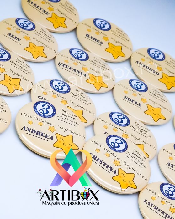Insigna personalizată cu text pentru școala / gradinita - Model stelute - 75 mm [4]