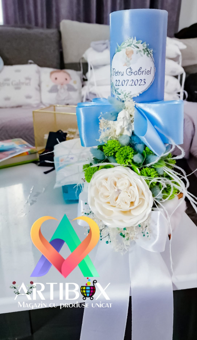 Lumanare albastra pentru botez cu fundite si ingeras, plante diverse, pene si dantela [2]