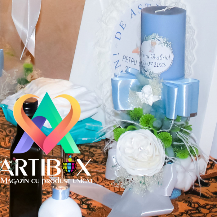 Lumanare albastra pentru botez cu fundite si ingeras, plante diverse, pene si dantela [6]
