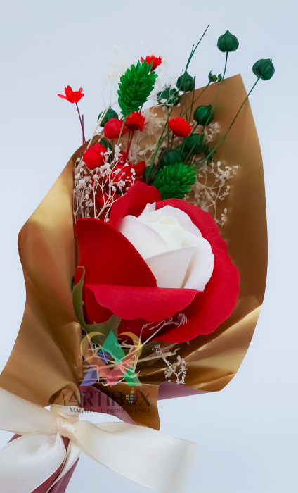 Martisor floral cu trandafir din sapun si plante stabilizate [9]