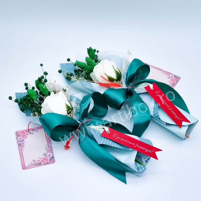 Martisor floral cu trandafir din sapun si plante stabilizate [3]