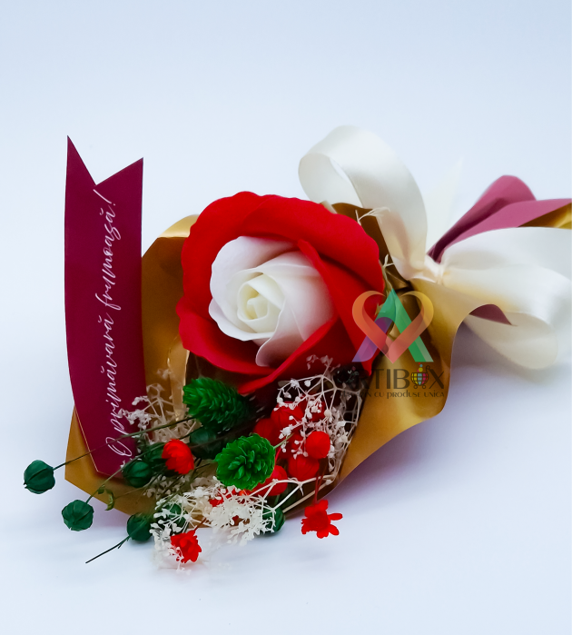 Martisor floral cu trandafir din sapun si plante stabilizate [11]