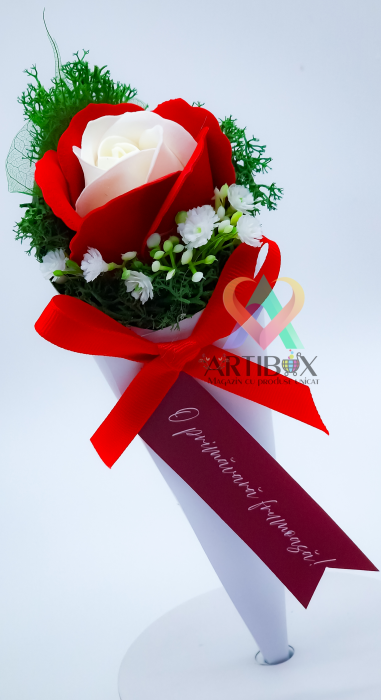Martisor floral in cutie con - cu licheni stabilizati si trandafir din sapun [2]