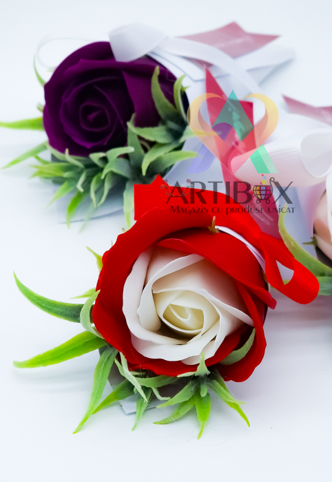 Martisor floral in cutie con - cu trandafir din sapun [2]