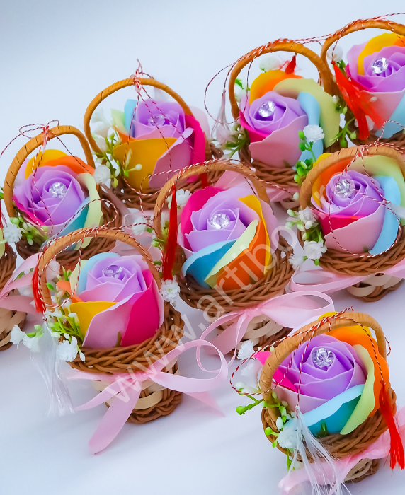 Martisor in cosulet cu floare premium din sapun rainbow si alte accesorii decorative [3]