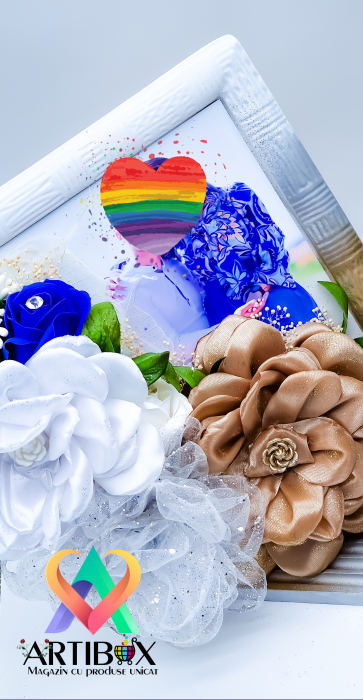 Rama foto din ipsos cu flori din satin supradimensionate si alte elemente decorative deosebite [3]