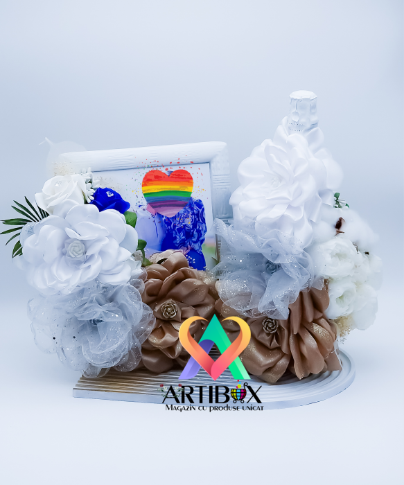 Rama foto din ipsos cu flori din satin supradimensionate si alte elemente decorative deosebite [7]