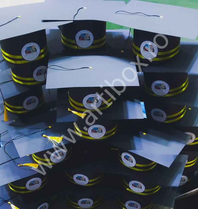 Tocă pentru festivitatea de absolvire - Carton negru cu panglica din satin [7]