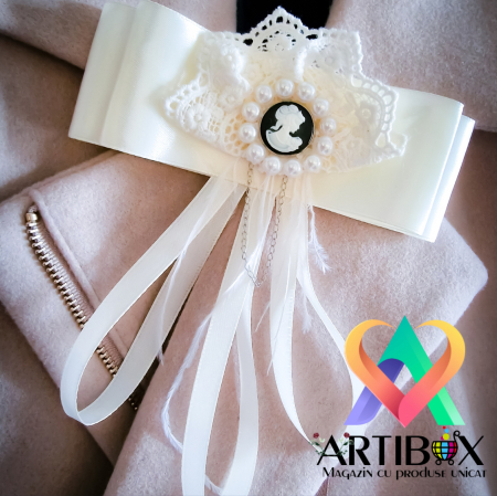 Martisoare accesorii - Brosa Eleganta stil Jabou, Papion,  Funda pentru camasi si rochite - Camee Ivory