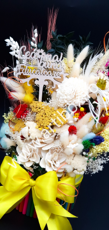 Aranjament floral cu creioane colorate, topper si flori naturale uscate [5]