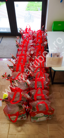 Cadou copii - carte de colorat, creioane, mix dulciuri, joc puzzle lemn [4]