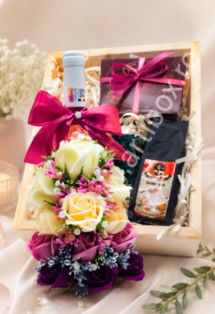 Cadouri Selectii - Cadou Elegant cu sticla decorata cu flori in cutie de lemn