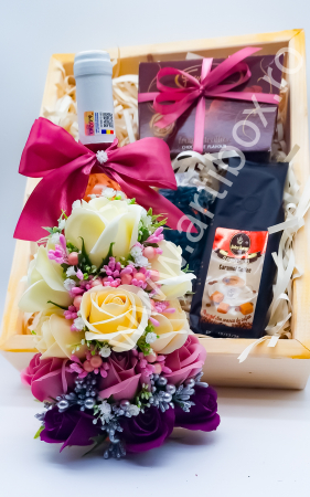 Cadouri Selectii - Cadou Elegant cu sticla decorata cu flori in cutie de lemn