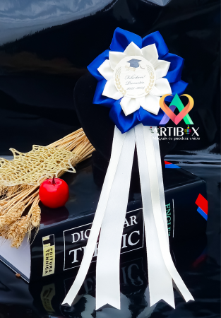 Toci, diplome si cocarde absolvire - Cocarde personalizate pentru absolvire - Model Floare