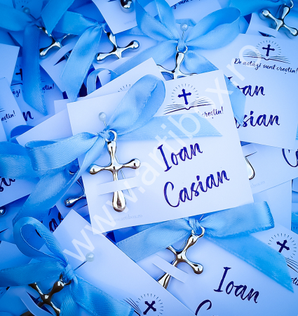 Cruciulita argintie cu margini rotunjite si panglica din satin [9]